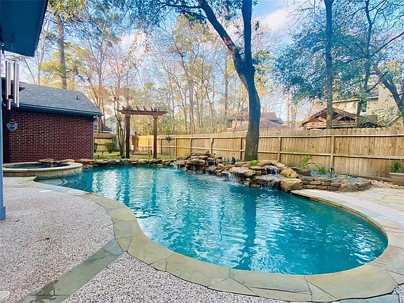 3rd image of 39 Silent Brook Pl
