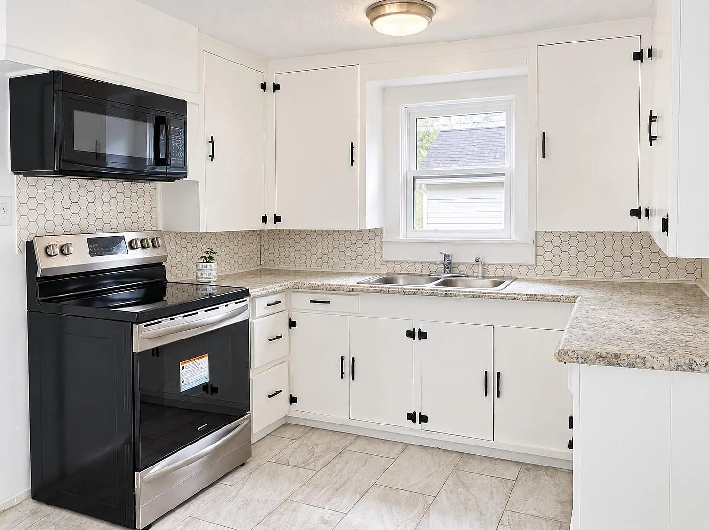 2 bed, 1.0 bath, 980 sqft, $1,350 — Photo 3