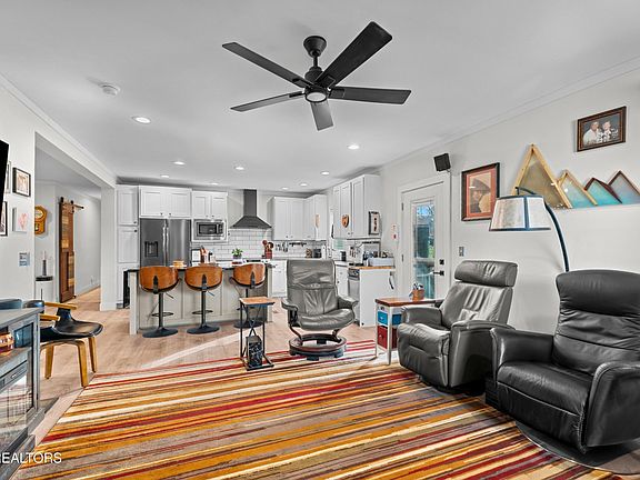 4th image of 318 Garden Ln
