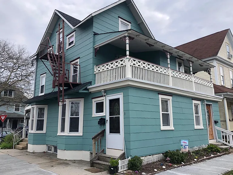 90 Asbury Ave — Photo 2