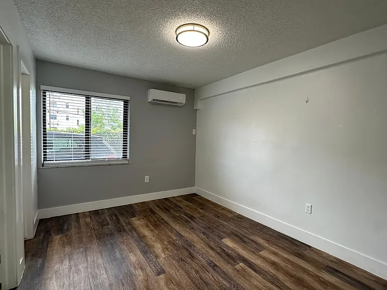 529 SW 4th St — Photo 12
