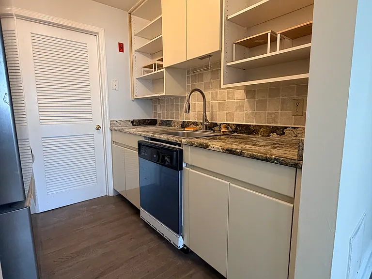 100 1st St #5 — Photo 6