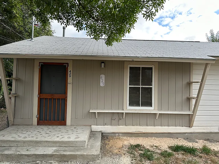 429 W Petaluma Blvd — Photo 1