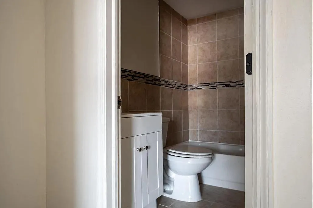 3 bed, 880 sqft, $900 — Photo 3
