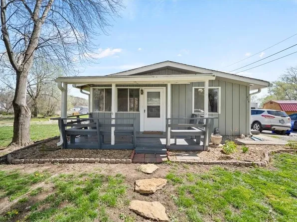 215 S 7th St, Edwardsville, KS 66111