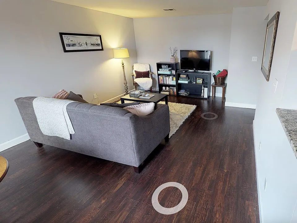 607 Clara Ave #204