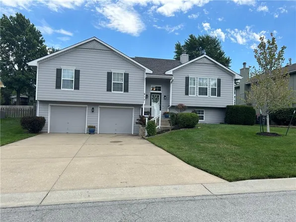 817 NE Michael Dr, Lees Summit, MO 64086