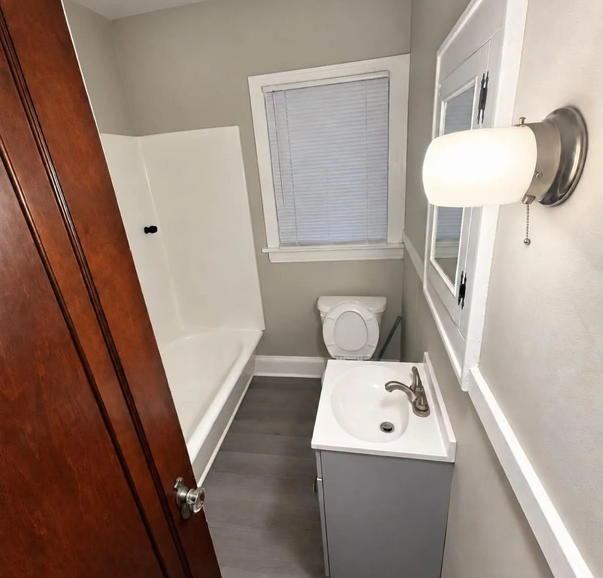 2 bed, 1.0 bath, 1100 sqft, $990 — Photo 2