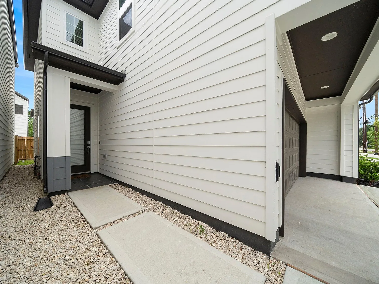 3 bed, 2.5 bath, 1599 sqft, $1,999 — Photo 2