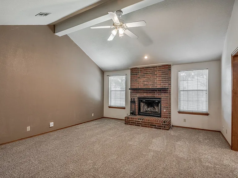 304 Eccell Ct — Photo 3