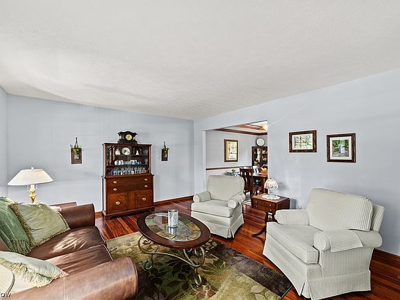 3rd image of 8977 Old Meadow Dr