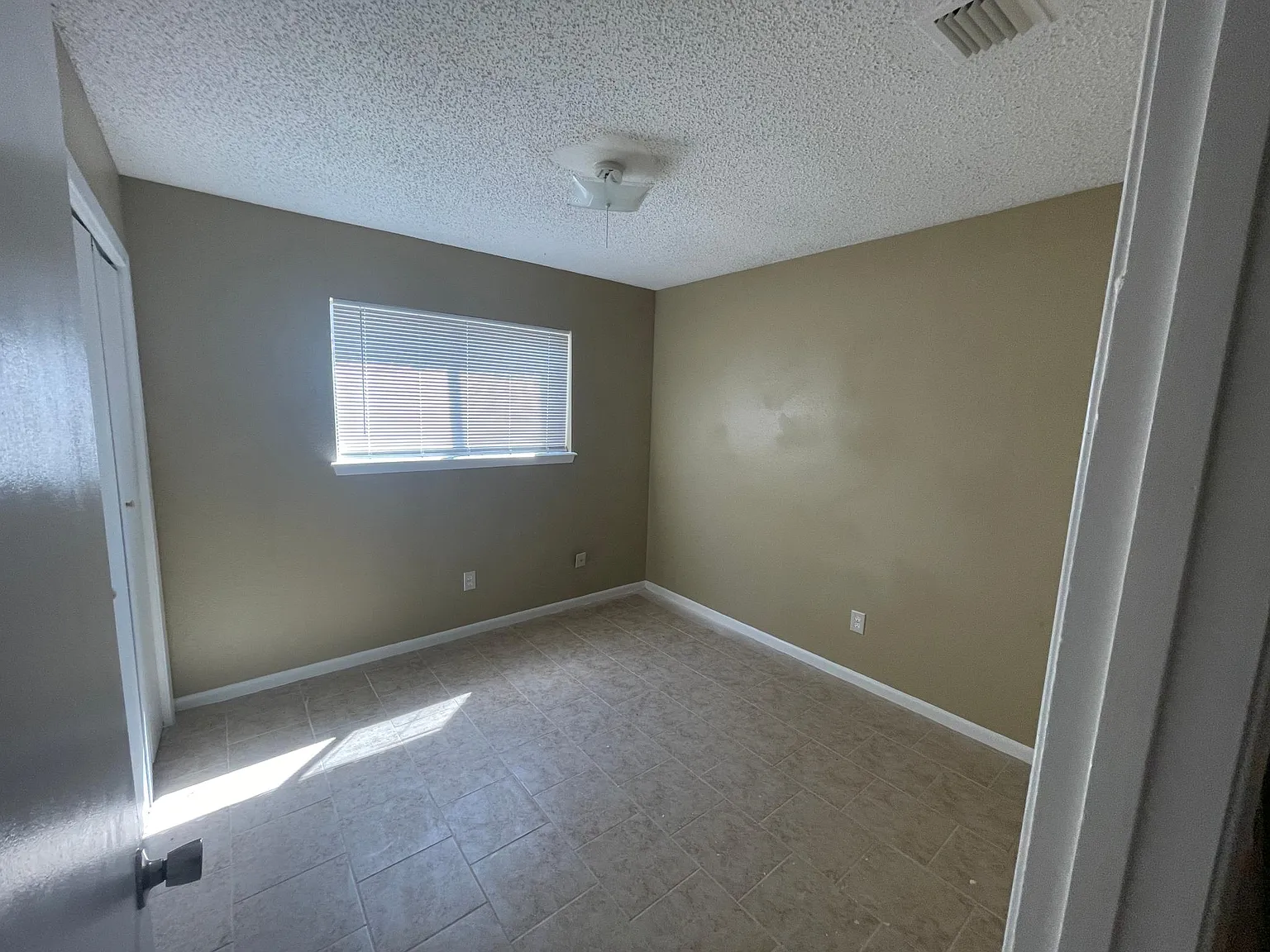 4 bed, 1434 sqft, $2,000 — Photo 4