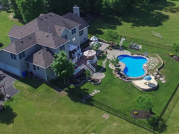 11 Risa Benjamin Way Freehold-large-114-