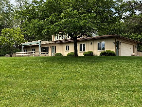 2nd image of 885 Lake Forest Dr
