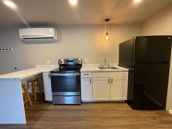 4th image of 402 Kennedy Dr #1A
