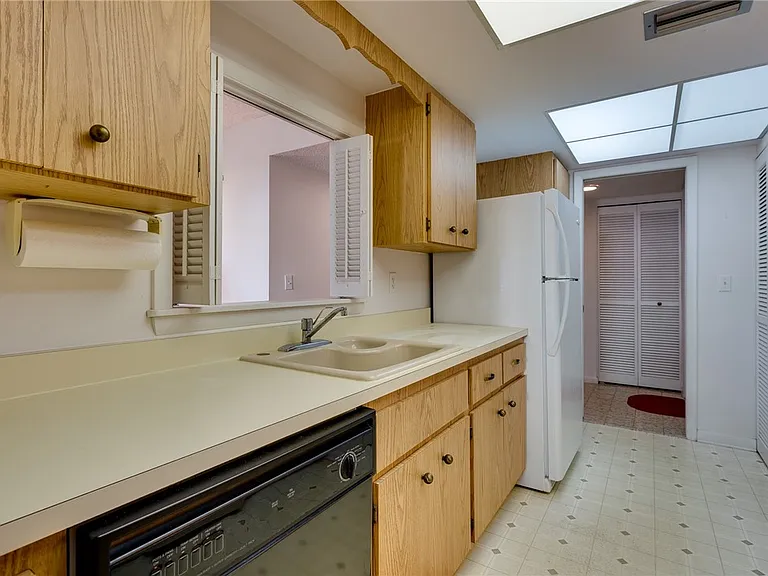 910 E Causeway Blvd #B5 — Photo 11