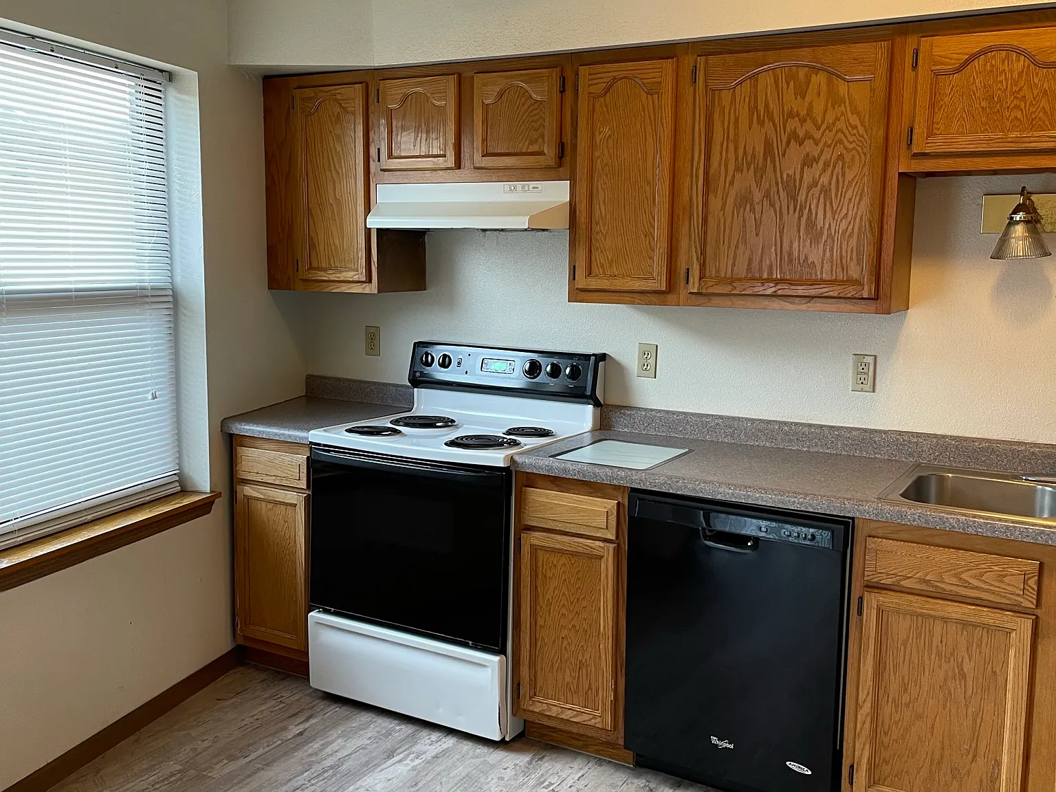 5 bed, $3,860 — Photo 2