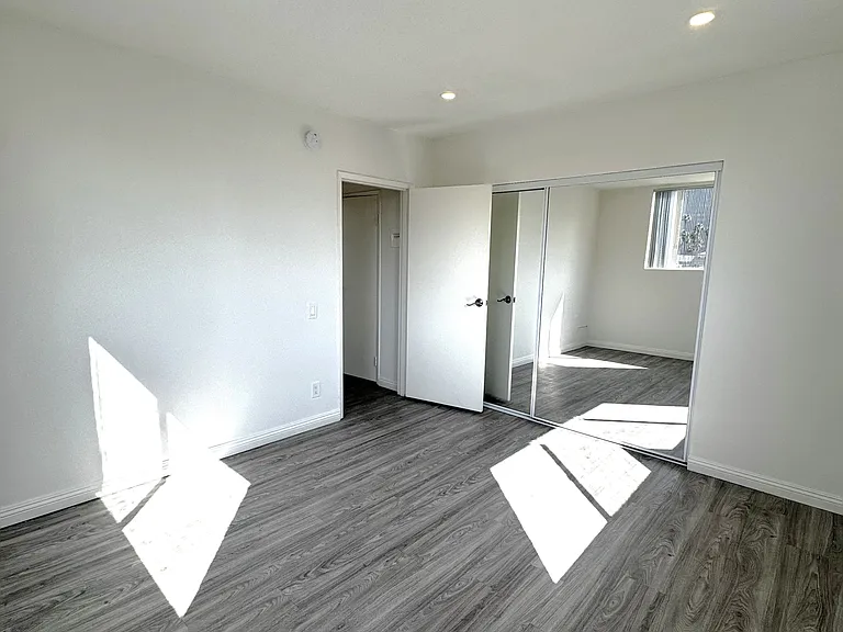410 S Alexandria Ave — Photo 10