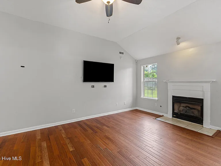 546 Jackson St — Photo 7
