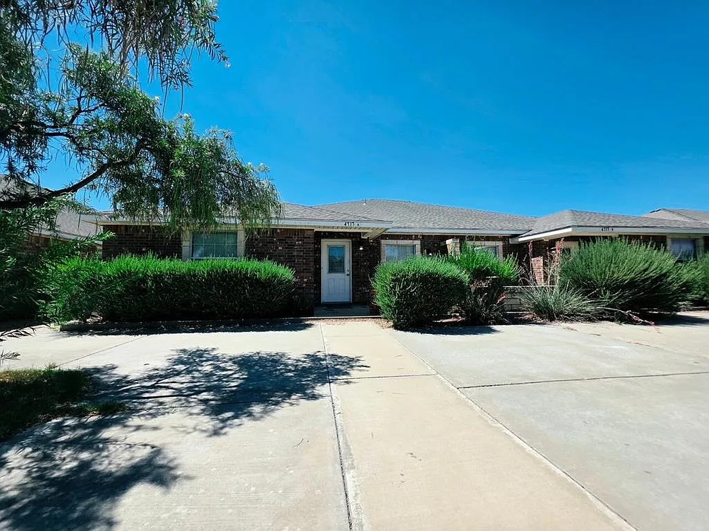 3 bed, 2.0 bath, 1758 sqft, $2,000 — Photo 1