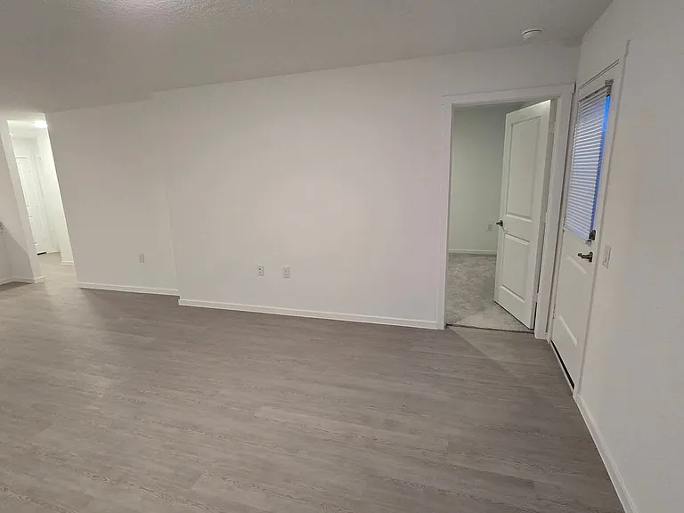 LIVING ROOM AND ACCESS TO MASTER