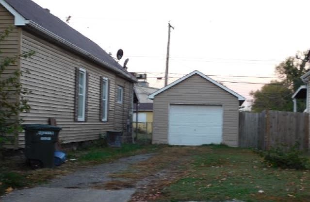2nd image of 1005 Iowa St