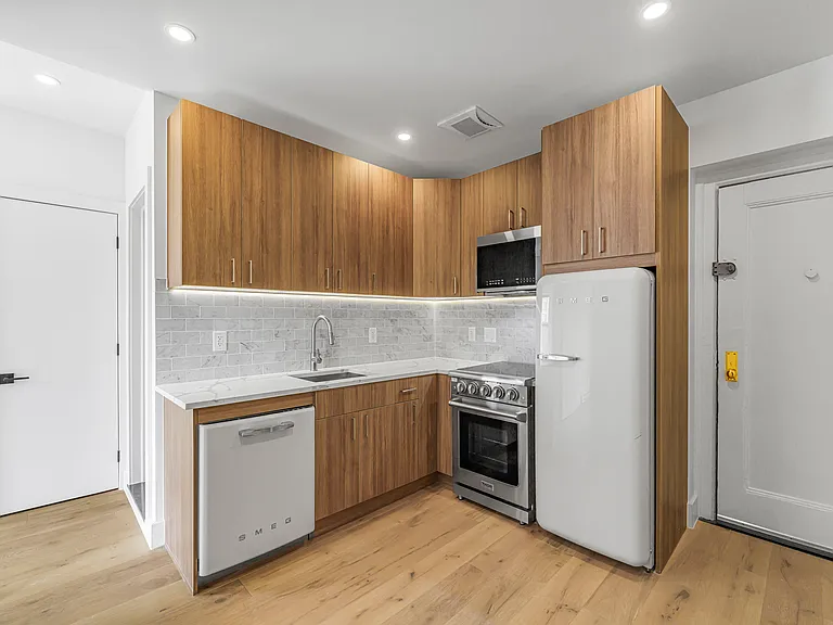 82-86 W Washington Pl #1F — Photo 1