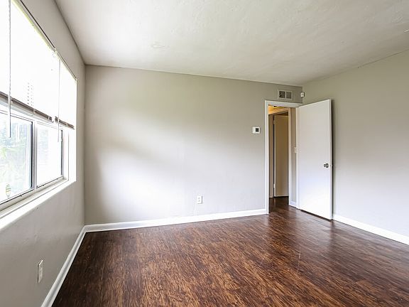 4th image of 10352 Pinehurst Dr