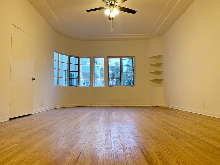 909 S Serrano Ave — Photo 13