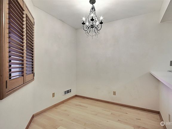 Dining/Breakfast nook>