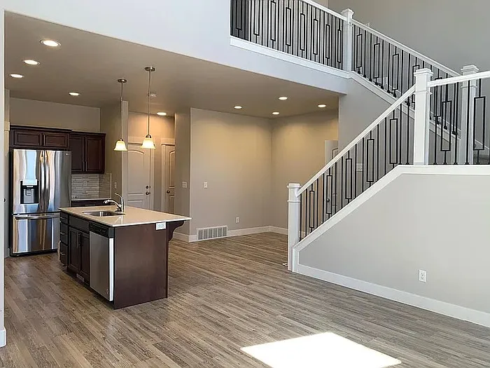 4 bed, 4.0 bath, 2371 sqft, $2,400 — Photo 4