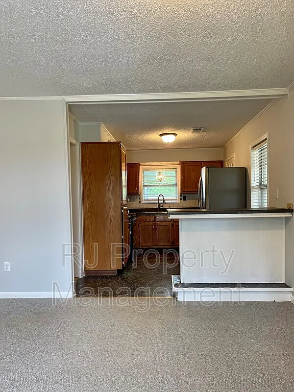 4 bed, 2.0 bath, 1612 sqft, $1,795 — Photo 4