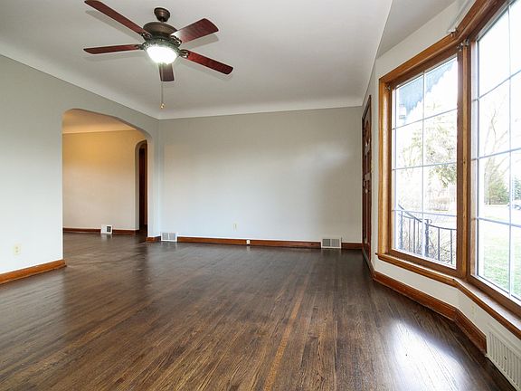5th image of 1821 Lexington Ave N