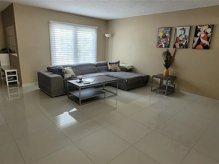 2304 NE 11th St #207 — Photo 5