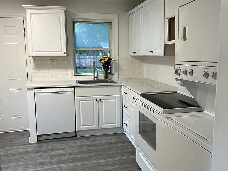 Kitchen (w/d is just to show where the w/d would go.).