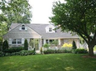 7 Colonial Rd, Port Washington, NY 11050