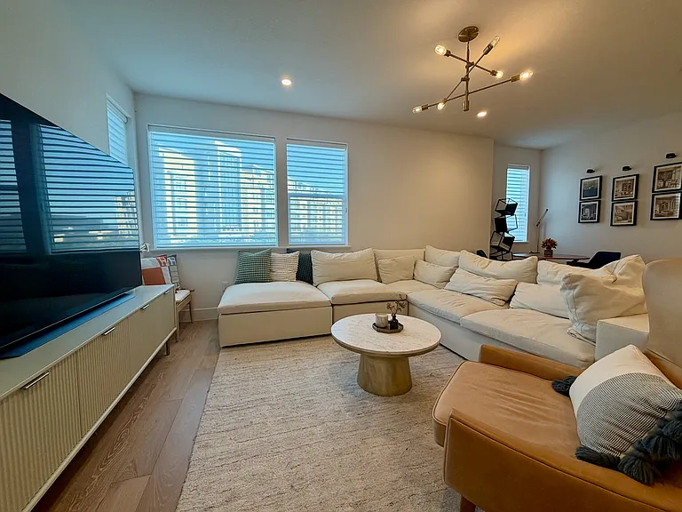 561 Pilgrim Dr — Photo 4