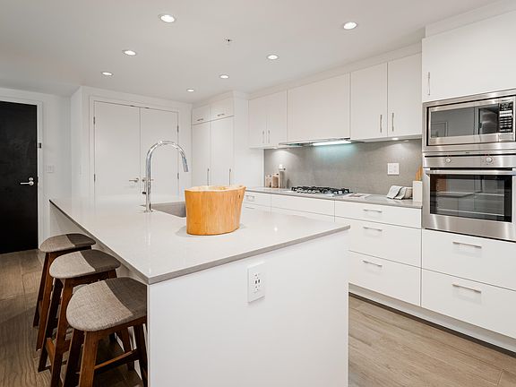 4th image of 728 W 8th Ave #602