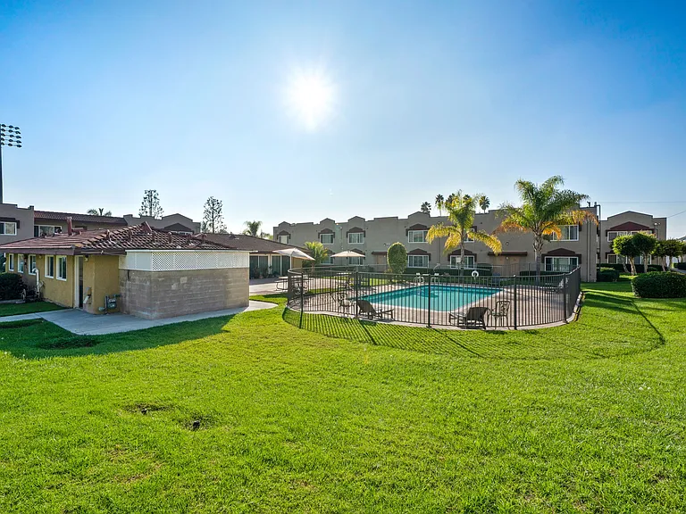 Azusa Gardens Apartments — Photo 4