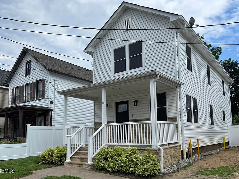 13 Locust Ave — Photo 2