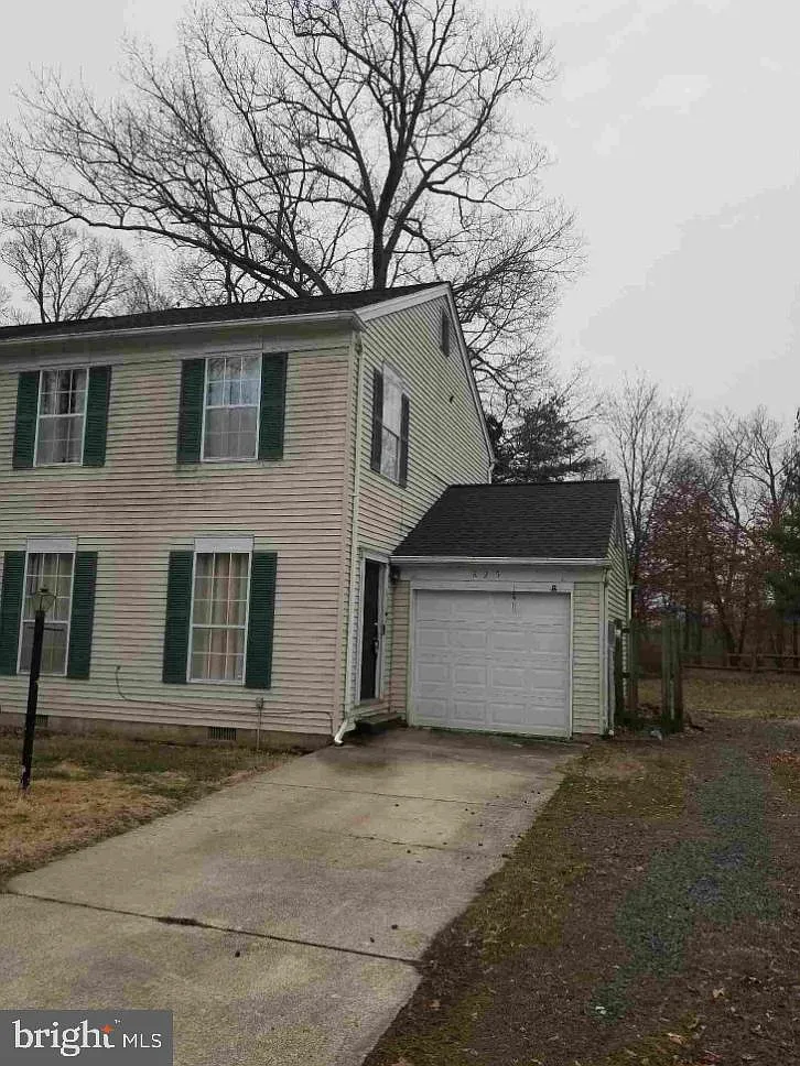 825 Indian Head Ave photo 1