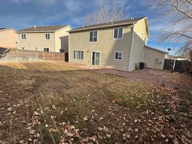 4 bed, 2.5 bath, 2154 sqft, $2,300 — Photo 2
