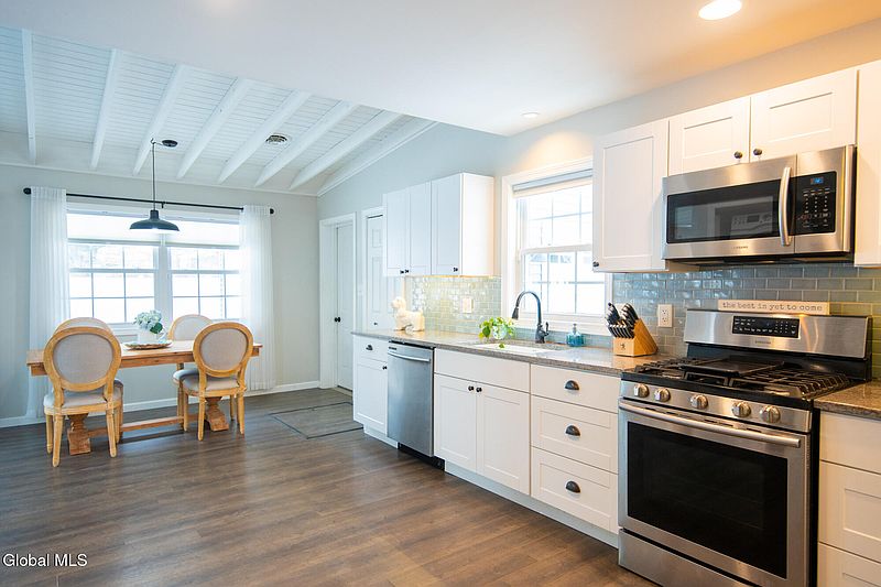 3rd image of 43 Hillcrest Avenue