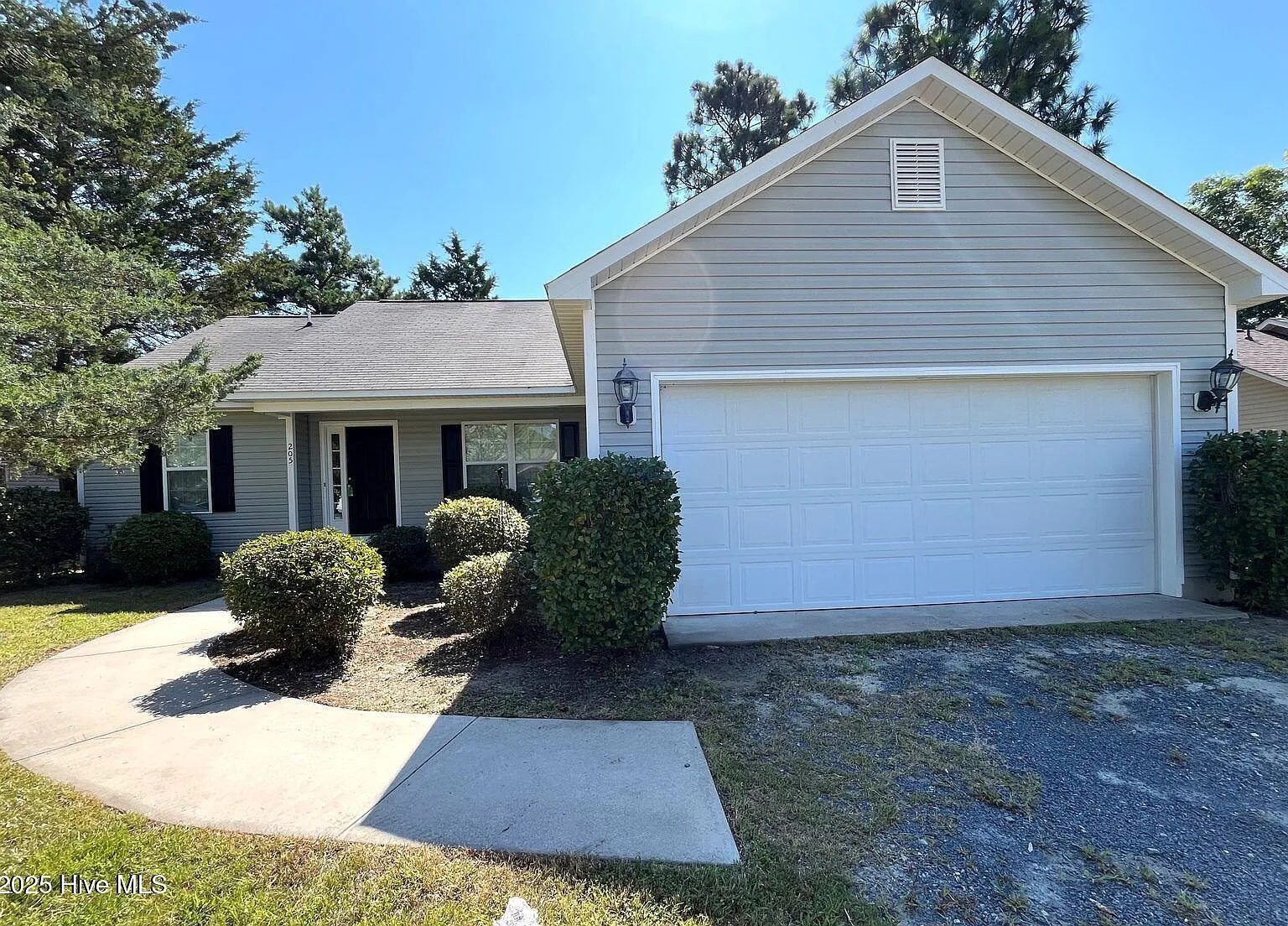 3 bed, 2.0 bath, 1460 sqft, $1,900 — Photo 1