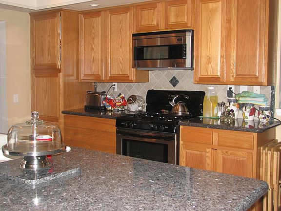 Kitchen w/ Granite Countertops