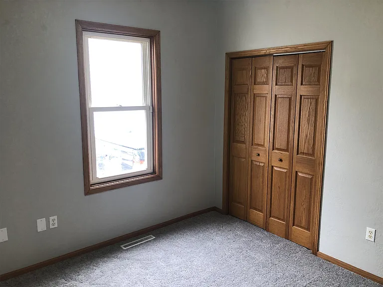 111 E Follett St — Photo 7