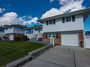 49 Spector Ln, Plainview, NY 11803