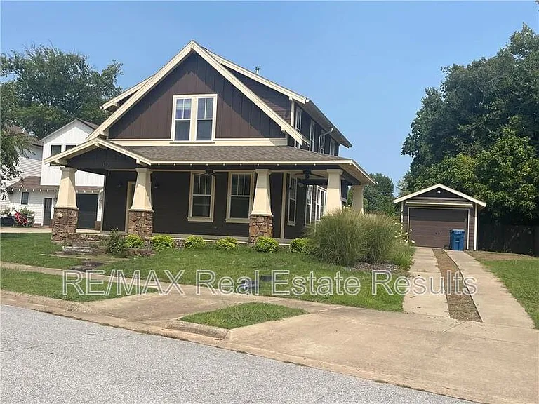 103 SE G Ct — Photo 15