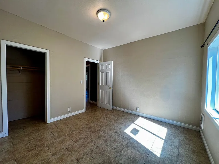 916 S 11th Ave — Photo 7