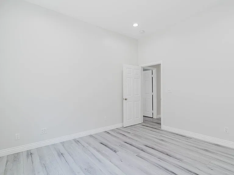 17908 Califa St — Photo 23